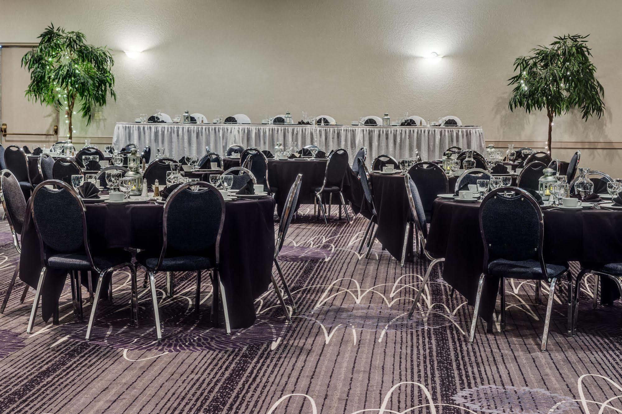 Heritage Inn Hotel & Convention Centre - High River Екстер'єр фото